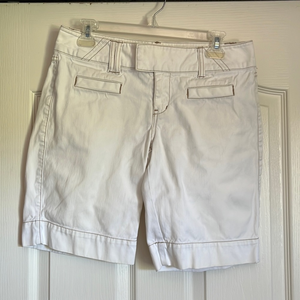 EUC Cabi white denim shorts with tan stitching